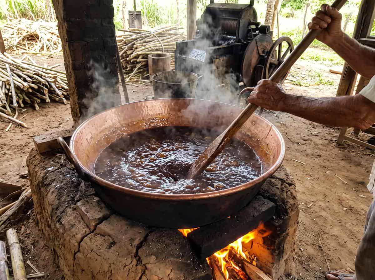 Melado apurando no tacho de cobre